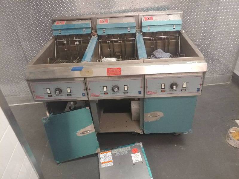 lot 1493 image: Pitco Frialator 3 Bay Fryer