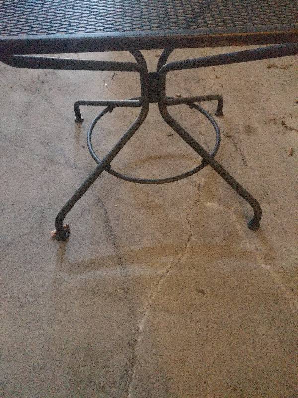 lot 1494 image: 36x36 Outdoor Metal Table with (4) Matching Chairs