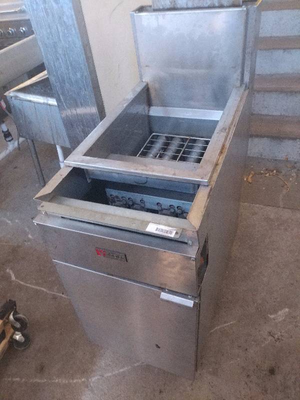 lot 1499 image: Wolf Natural Gas 42lbs Floor Fryer