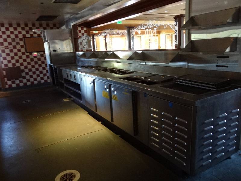 lot 636 image: 19 Stainless Server Station Line