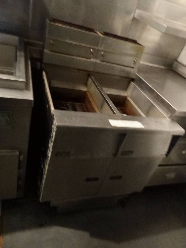 lot 646 image: Pitco 40lbs Double Bay Natural Gas Fryer