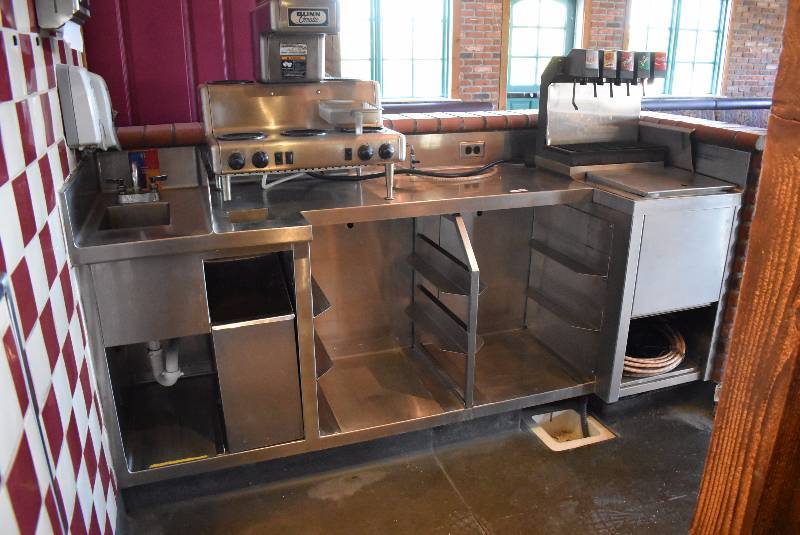 lot 692 image: 89x30x43 Server Station With (5) Select Soda Tap