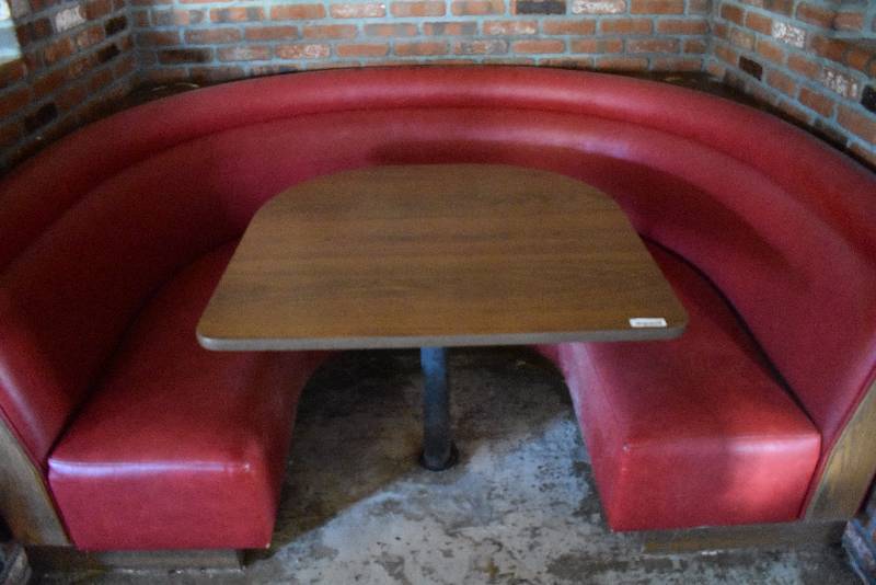 lot 719 image: Large U-Shaped Booth