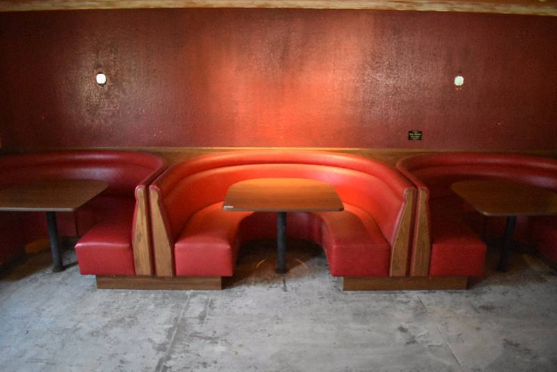 lot 724 image: Lot Of (3) Double Booths