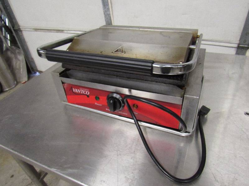 lot 5924 image: Avantco Single Panini Press