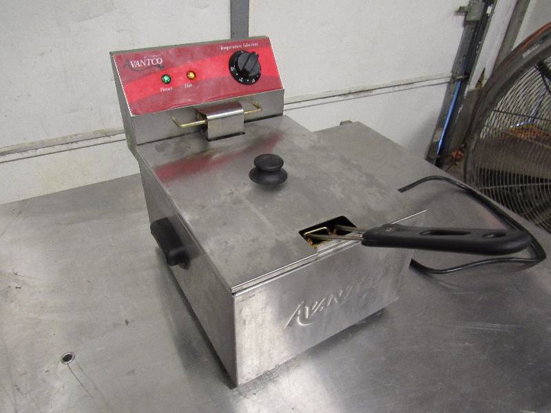 lot 5925 image: Avantco Single Counter Top Fryer