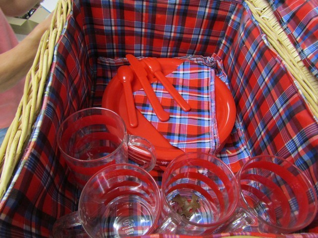 lot 1020 image: Picnic basket