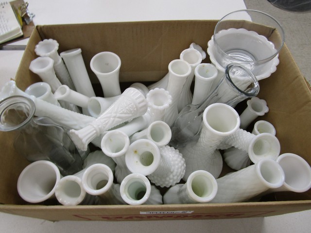 lot 953 image: Vases