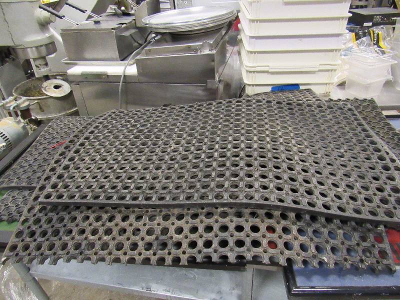 lot 5937 image: Lot Of Various Sized Fatigue Mats