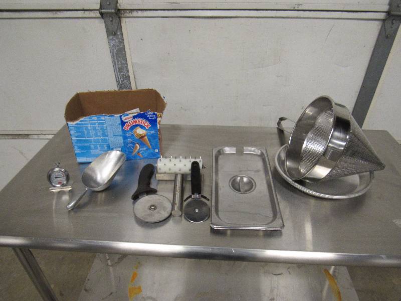 lot 5942 image: Lot Of Kitchen Tools