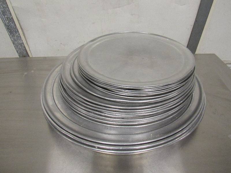 lot 5945 image: Lot Of Aluminum Pizza Pans