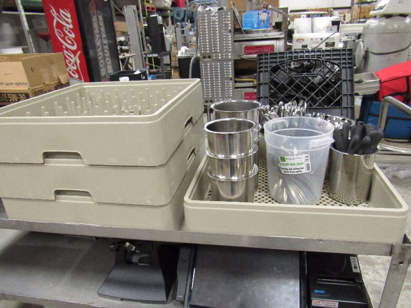 lot 5959 image: Lot Of (4) Dish Trays