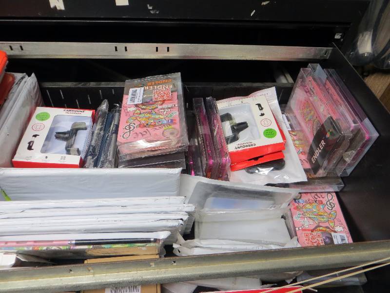 lot 2288 image: Cell phones and tablets accessories