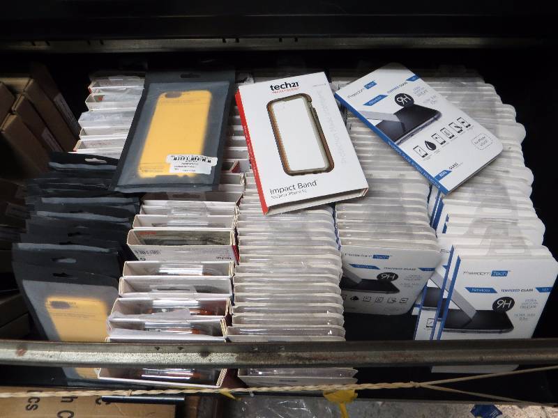 lot 2289 image: Cell phone cases and screen protectors