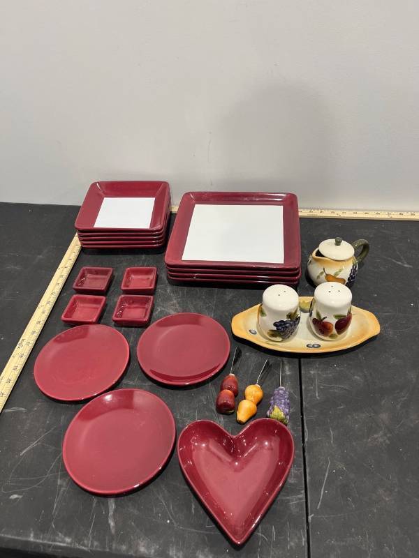 lot 1010 image: 24 Piece Glass Dinnerware Set