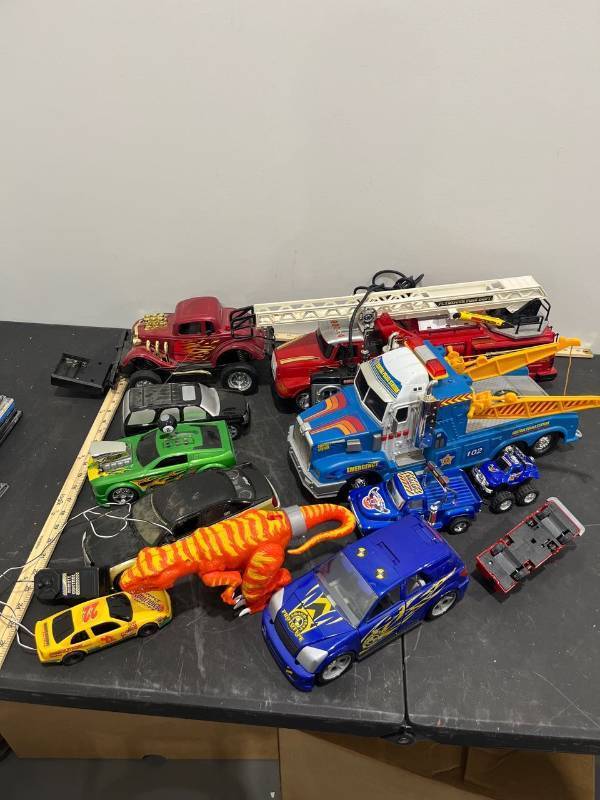 lot 1040 image: Big Lot of Toy Trucks & Dinosaur (Mostly Motorized Vehicle- Unable to Test)