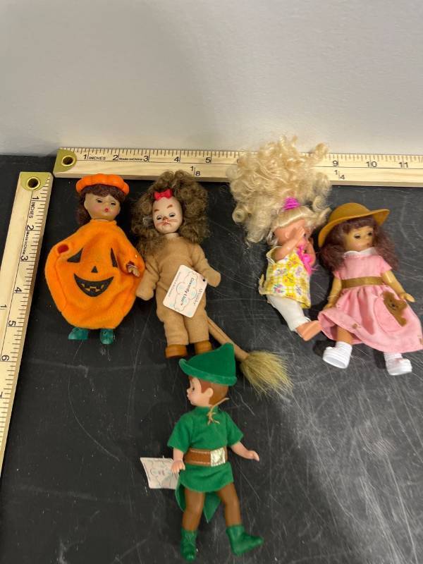 lot 1050 image: Madame Alexander & Other Little Dolls