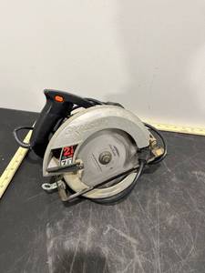 lot 1211 image: 7 14in Skilsaw Circular Saw (Powers On)