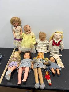 lot 1257 image: Bundle of Dolls