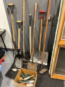 lot 1277 image: Bundle of Outdoor Gardening Tools