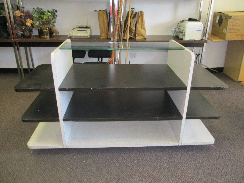 lot 1611 image: Merchandise Shelf