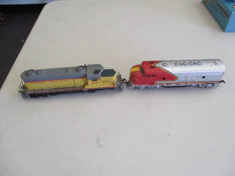 lot 1604 image: Lot of HO Train Engines