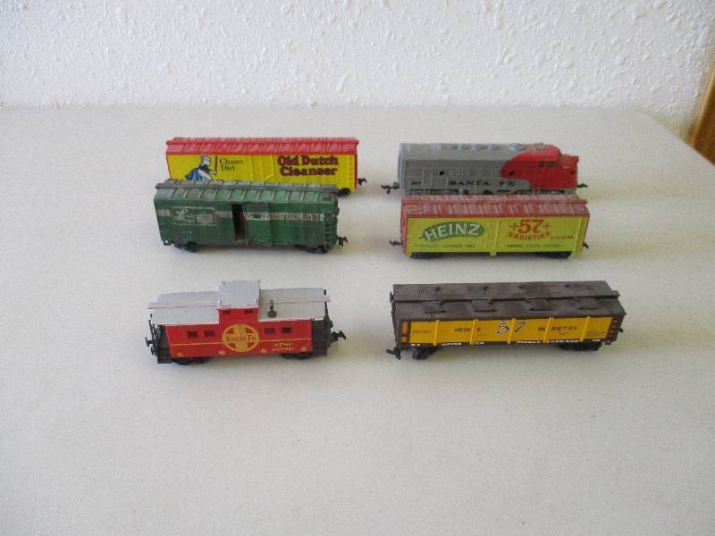 lot 1600 image: Lot of HO Train CarsEngine