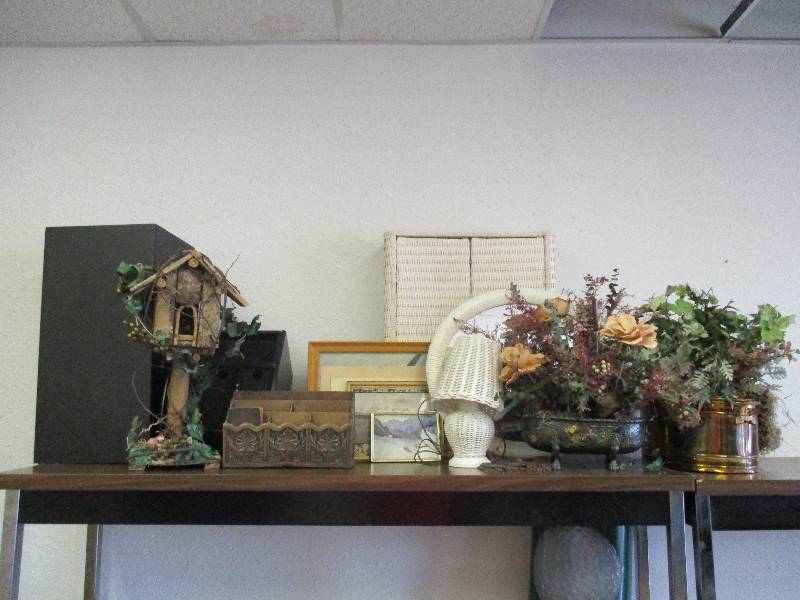 lot 1582 image: Lot of Home Dcor