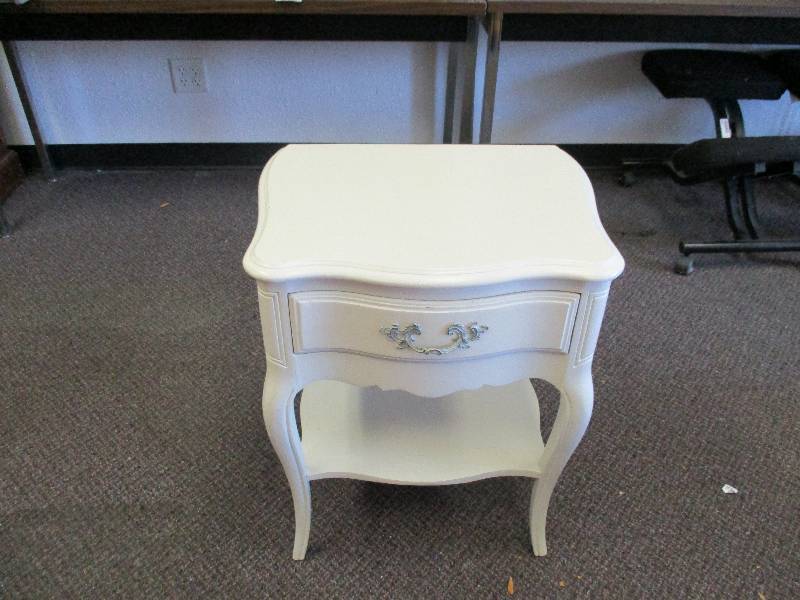 lot 1574 image: Nightstand