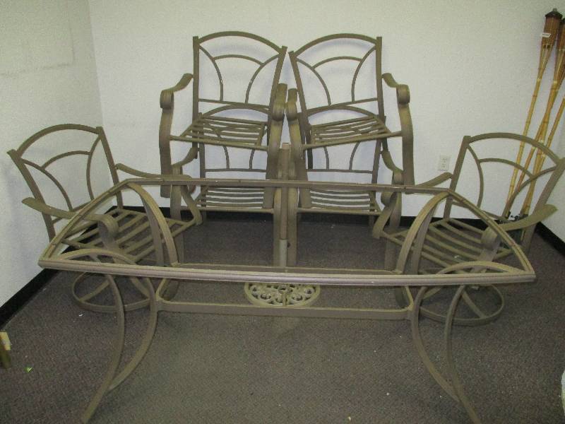 lot 1573 image: Outdoor Lawn Set