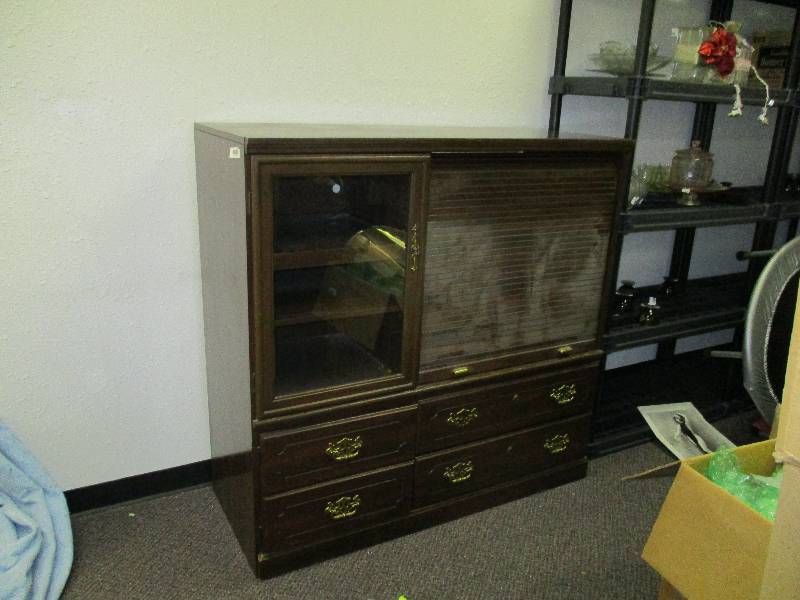 lot 1647 image: Entertainment Center