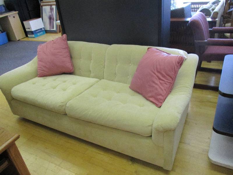 lot 1571 image: Couch