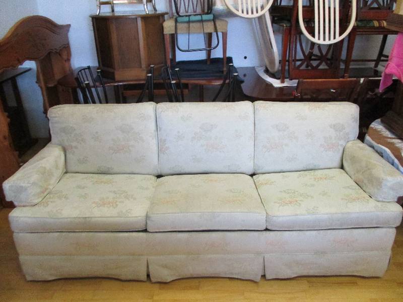 lot 1570 image: Couch