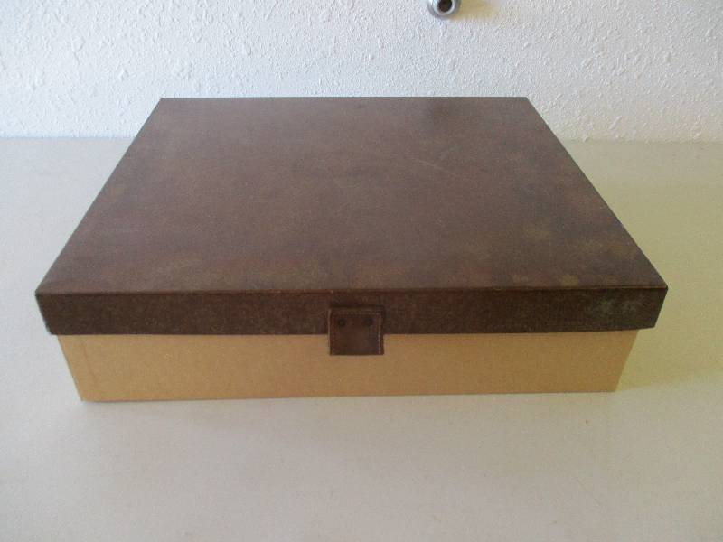 lot 1642 image: Metal Box