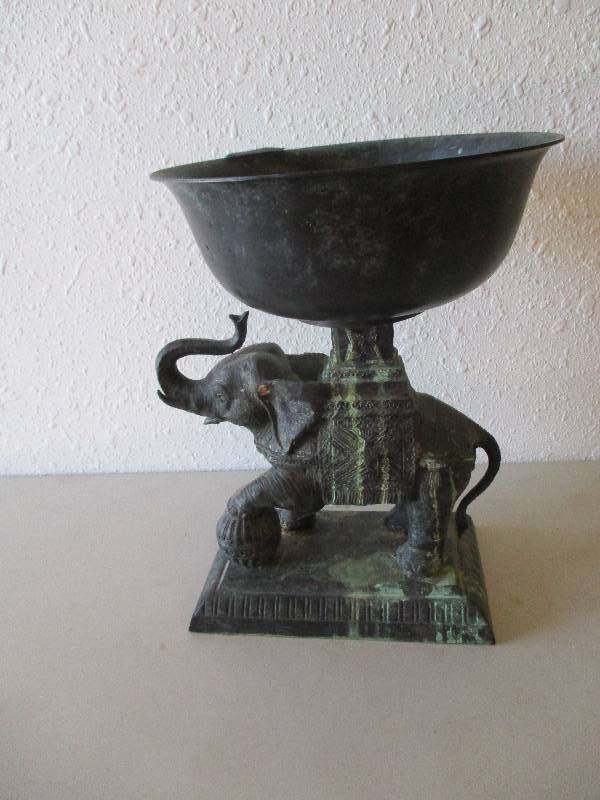 lot 130 image: Cast Iron Elephant Bird FeederFlower Pot