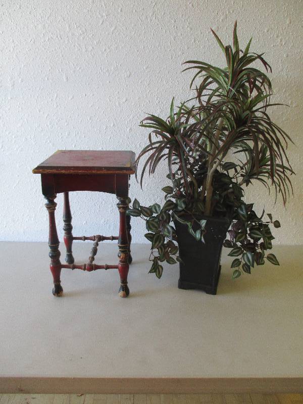 lot 1557 image: Home Dcor Lot