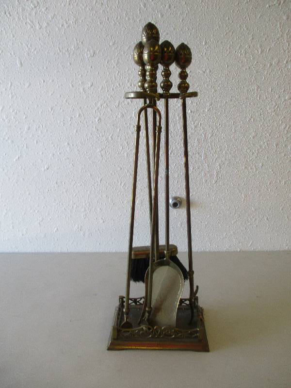 lot 1558 image: Frieplace Tools