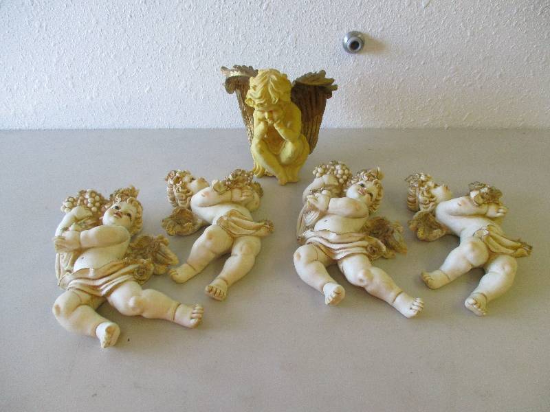 lot 1695 image: Lot of Cherubs