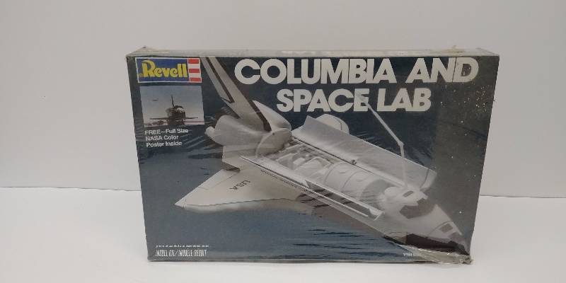 lot 4001 image: Revell Columbia and Space Lab