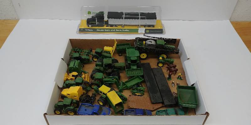 lot 4024 image: John Deere Toy CarTruck Lot