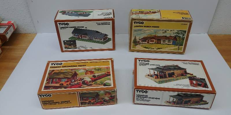 lot 4027 image: Tyco HO Train Buildings