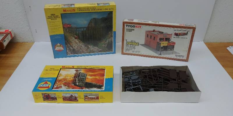 lot 4028 image: HO Train Accessorie Lot