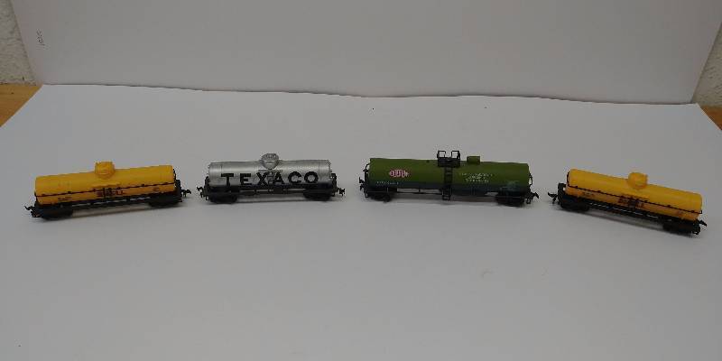 lot 4086 image: HO Scale Train Car Lot