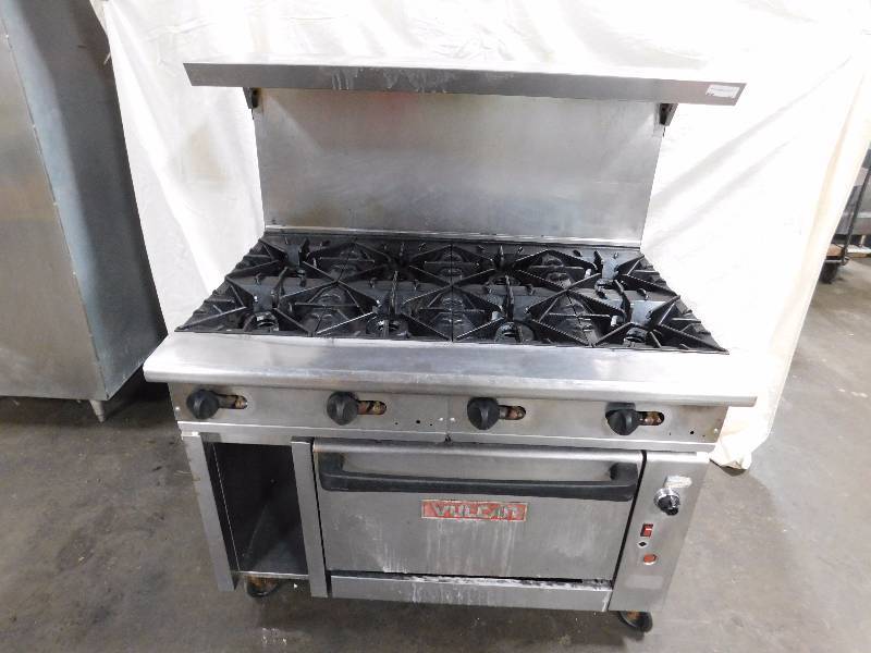 lot 32 image: Vulcan 8 Burner Stove With Convection Oven - 4 Feet Wide