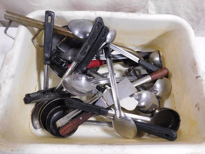 lot 88 image: Lot of Assorted Kitchen Utensils
