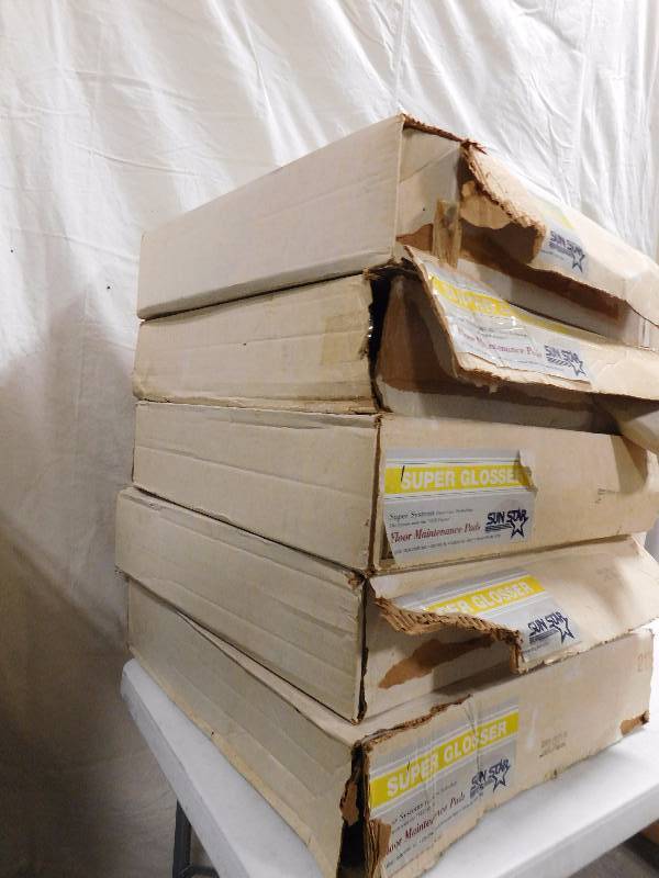 lot 122F image: Lot of 21 Floor Pads