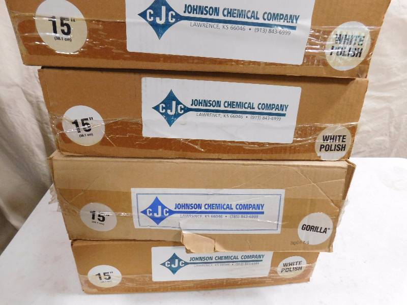 lot 122M image: Lot of 14 & 15 Floor Pads