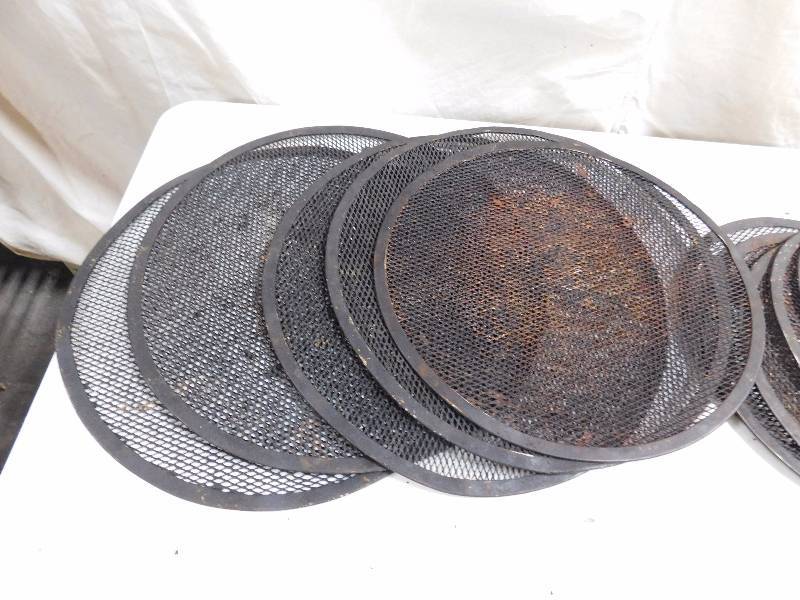 lot 128 image: Assorted Pizza Screens
