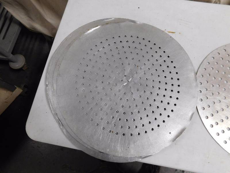 lot 129 image: Metal Pizza Screens