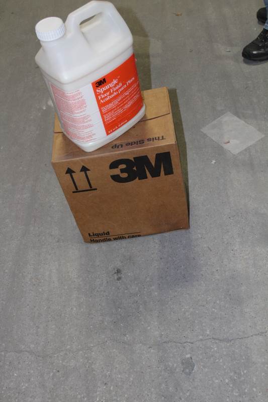 lot 4036 image: 3M floor cleaner